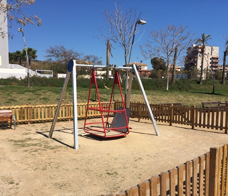 El Ayuntamiento de Sitges Inaugura parques infantiles inclusivos con un Columpio adaptado para silla de ruedas de Urbadep.