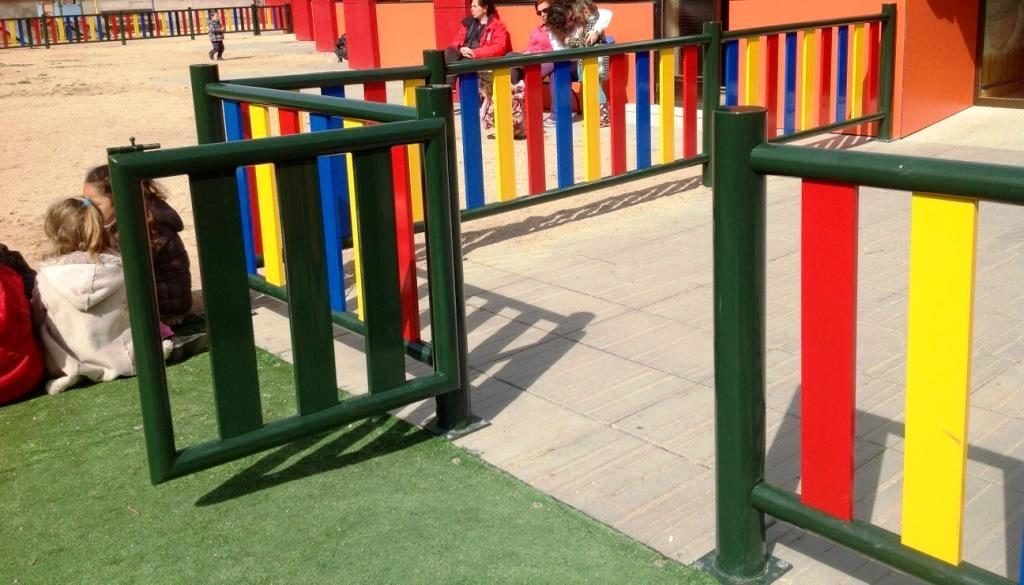 Valla metálica de colores para parques infantiles. Vallado Aunor