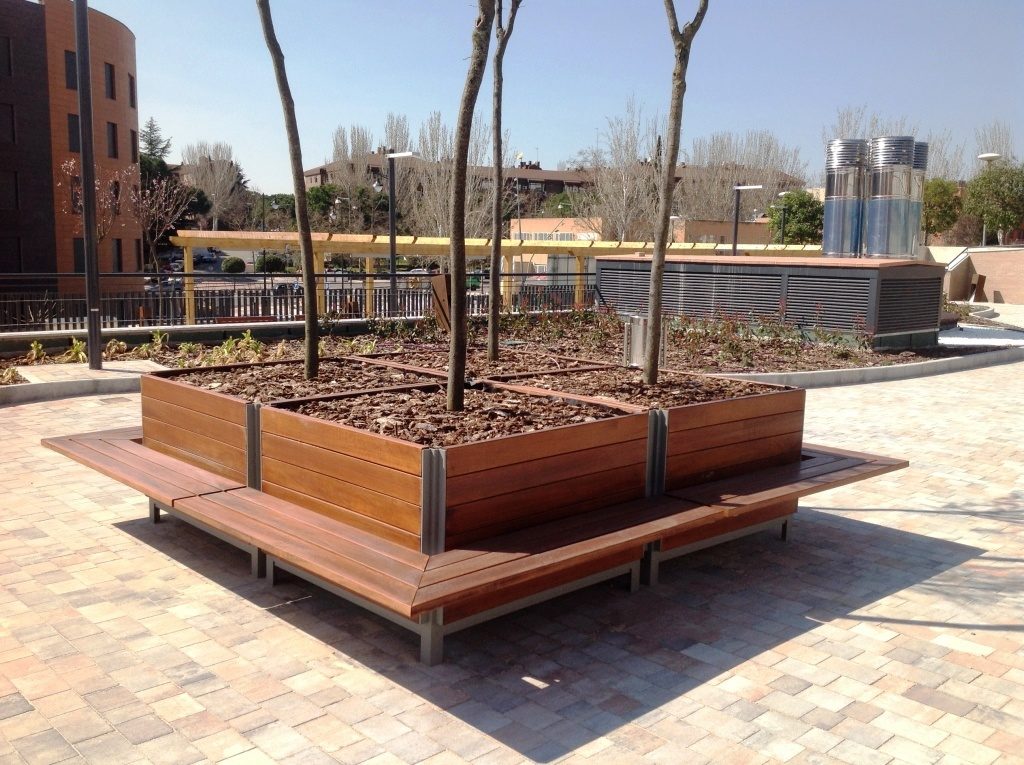 Jardinera de madera ideal para plazas, parques o jardines.
