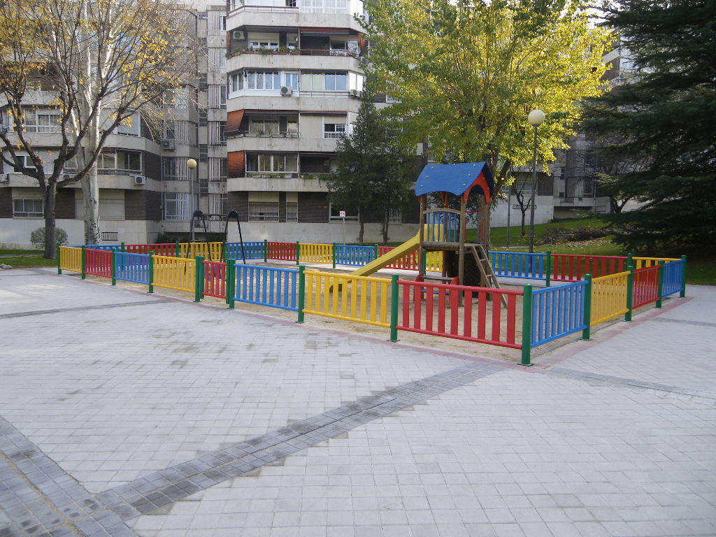 Valla metálica de colores para parques infantiles. Vallado Aunor