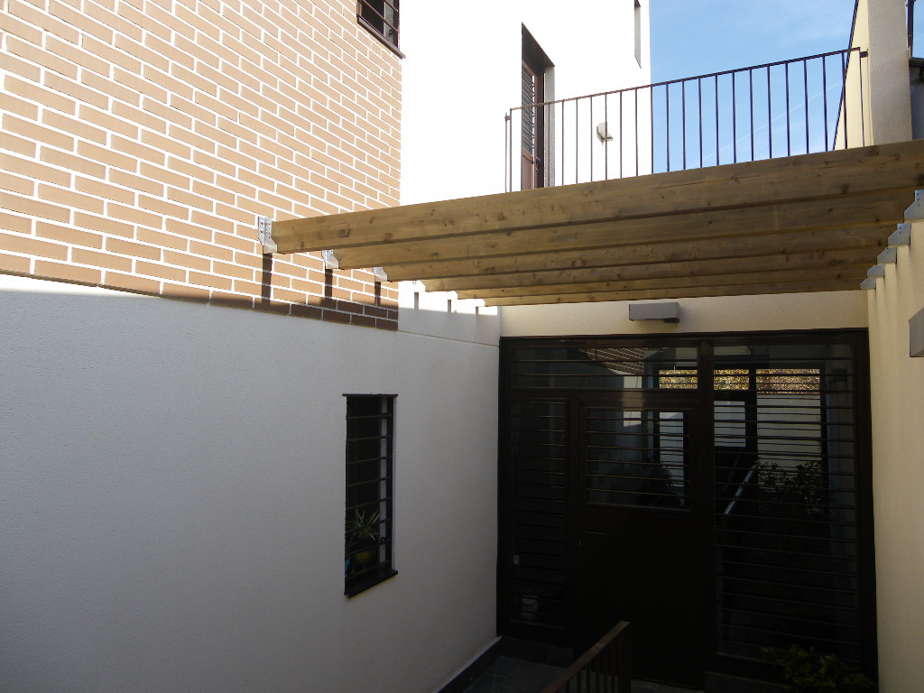 Pergola De Madera Con Medidas Especiales Y Soporte A Pared Estudio De  Arquitectura Madrid