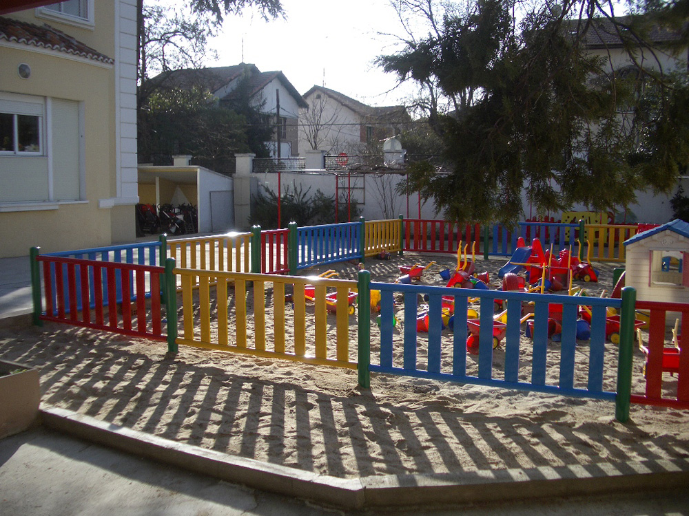 Valla metálica de colores para parques infantiles. Vallado Aunor