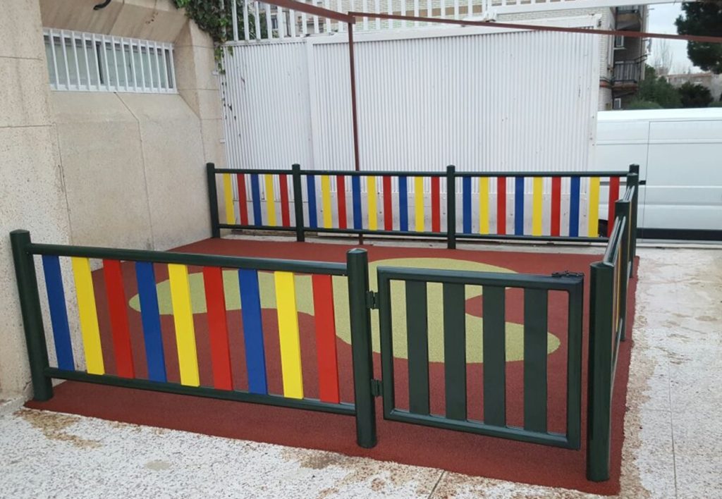 Parques Infantiles, Valla metálica de colores y Pavimento de caucho continuo Guardería Madrid
