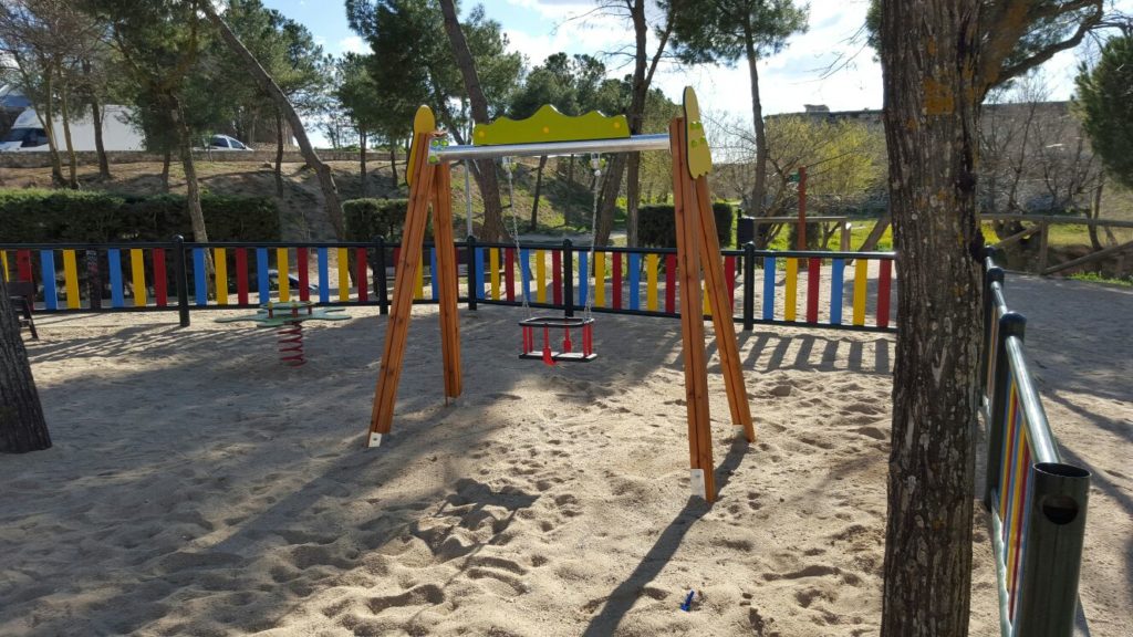Parque Infantil, Columpio y Valla metálica de Colores Chinchón. Madrid