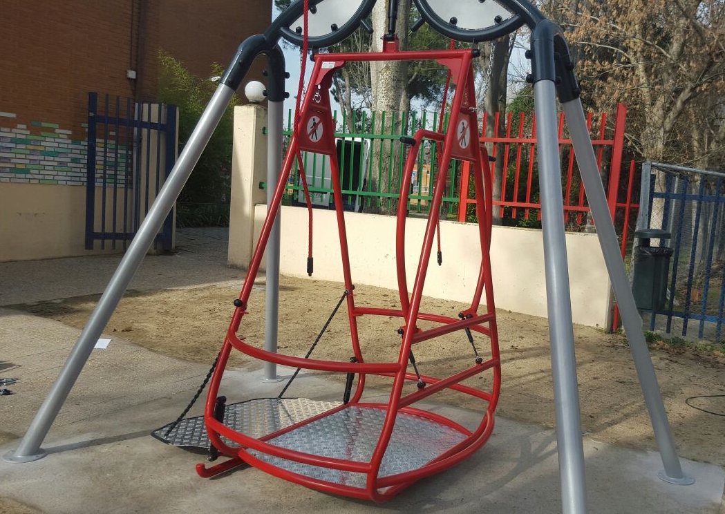 Columpios Adaptados. El Ayuntamiento de La Carlota cuenta con el primer columpio adaptado en el parque infantil de la «plaza del ambulatorio»
