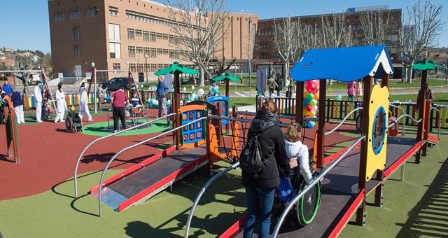 Columpios adaptados para parques infantiles accesibles Toledo