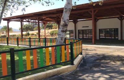 Valla madera inicio. Mobiliario escolar urbano Enclave Educativo