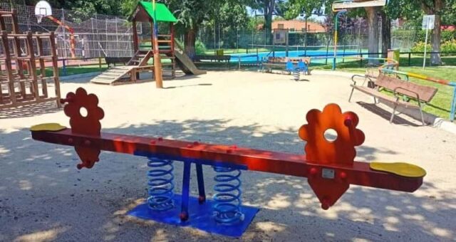 10 razones para incluir un balancín en sus parques infantiles