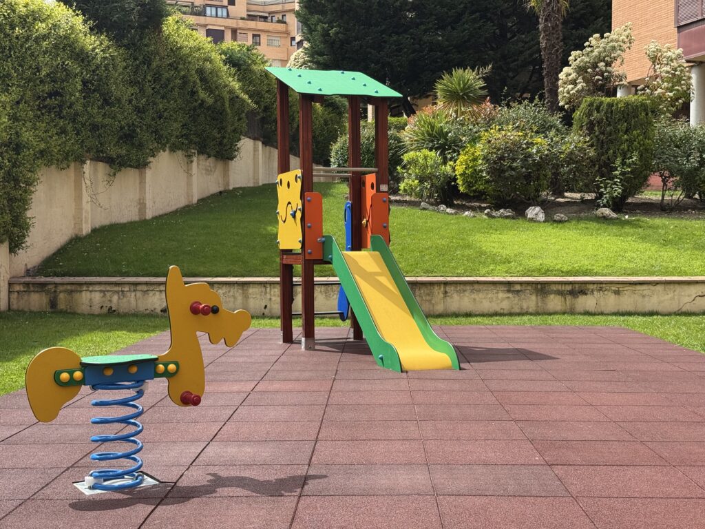 Parque infantil exterior para la Comunidad de Propietarios Jardines del Marqués (Madrid)