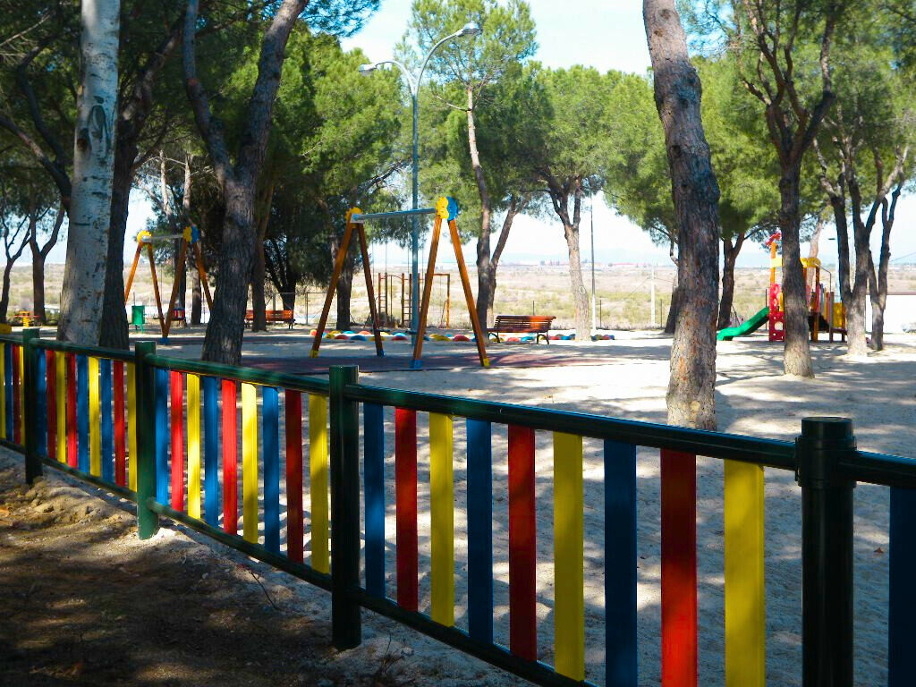 Valla metálica de colores para parques infantiles de exterior homologado