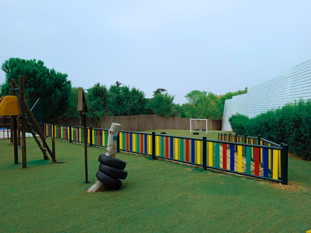 Valla metálica para parques infantiles de exterior homologada con lamas de polietileno