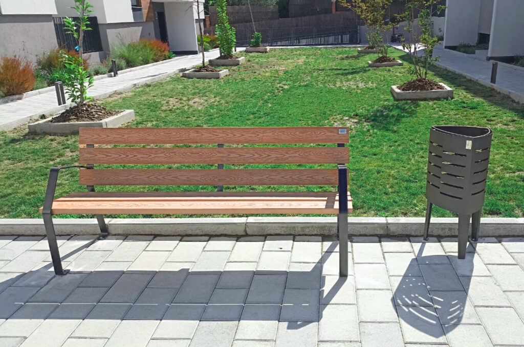 Mobiliario urbano para la Comunidad Residencial Rosa de Lima en Las Rozas (Madrid)
