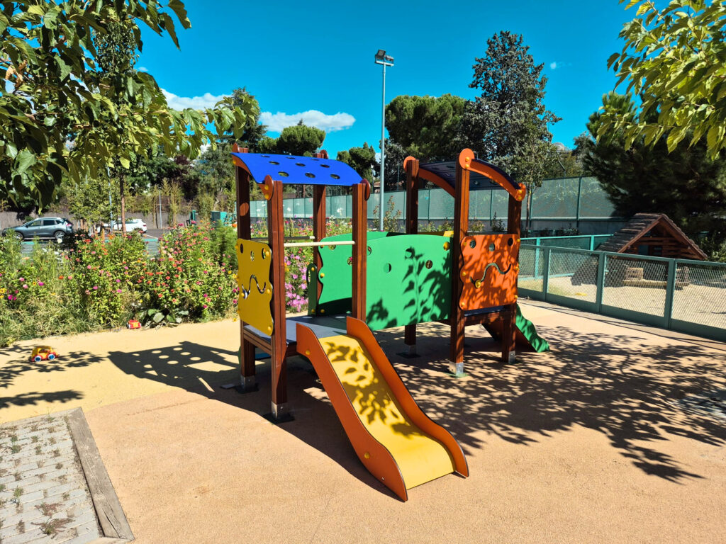 Parque Infantil en el Colegio Liceo Francés de Madrid: Casita Pasarela para los más pequeños.