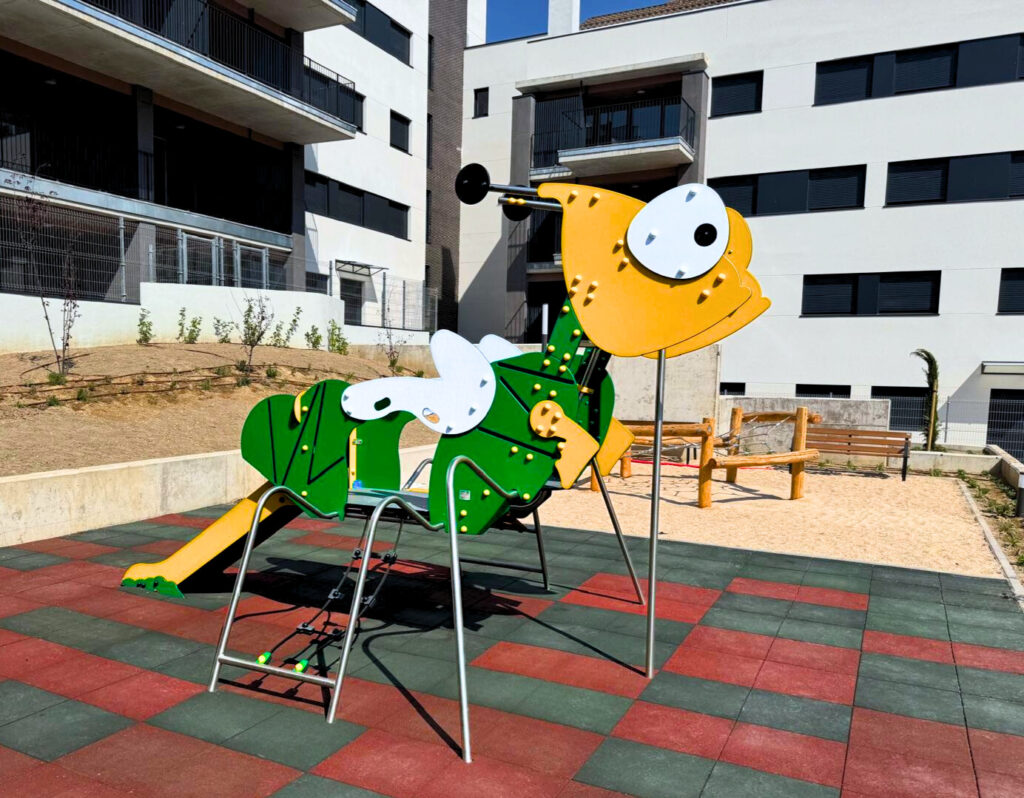 Parque infantil temático “El Saltamontes” en promoción residencial de Navalcarnero (Madrid)