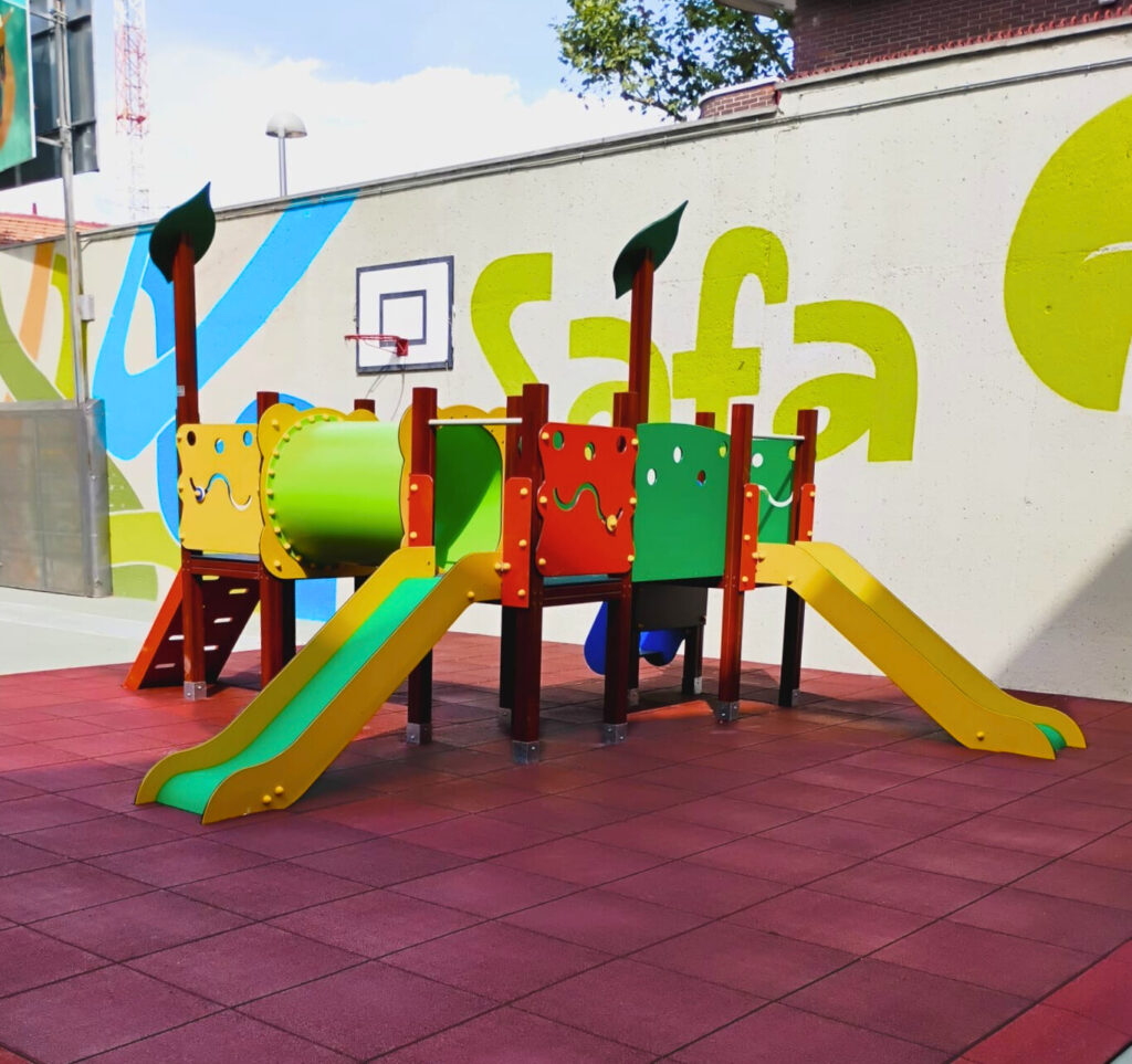Columpios, toboganes y pavimento de caucho en losetas para el colegio Sagrada Familia de Urgel en Madrid