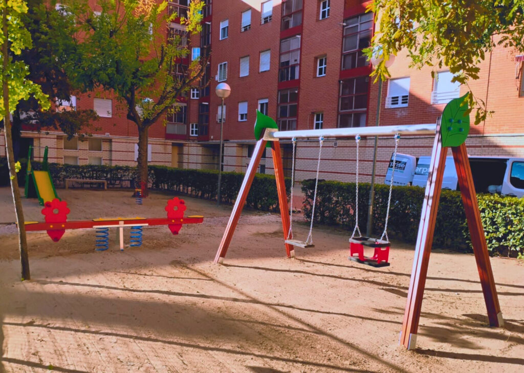 Parque infantil en la Comunidad de Propietarios Pablo Neruda (Madrid)