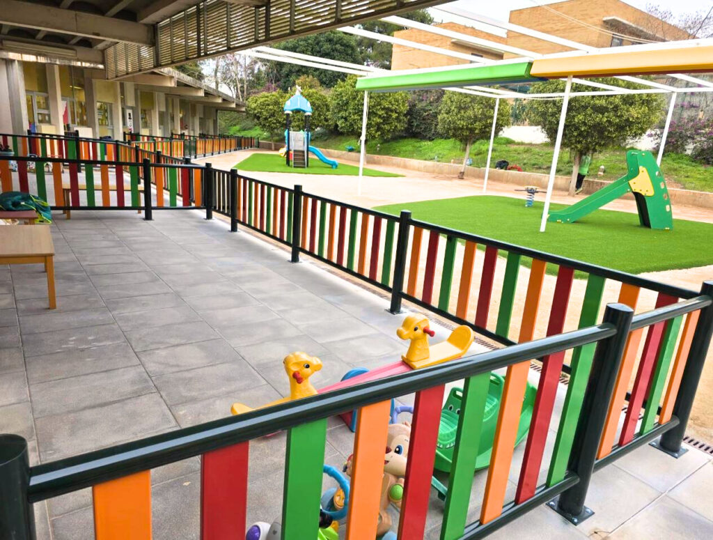Instalación de juegos infantiles y valla homologada en escuela infantil de Málaga