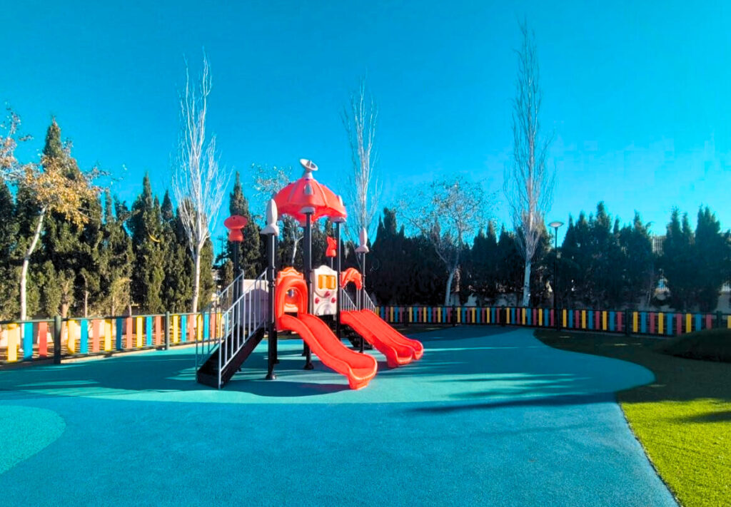 Instalación de Parque Infantil Complejo Neptuno en el Colegio Miguel de Cervantes (Ciudad Real).