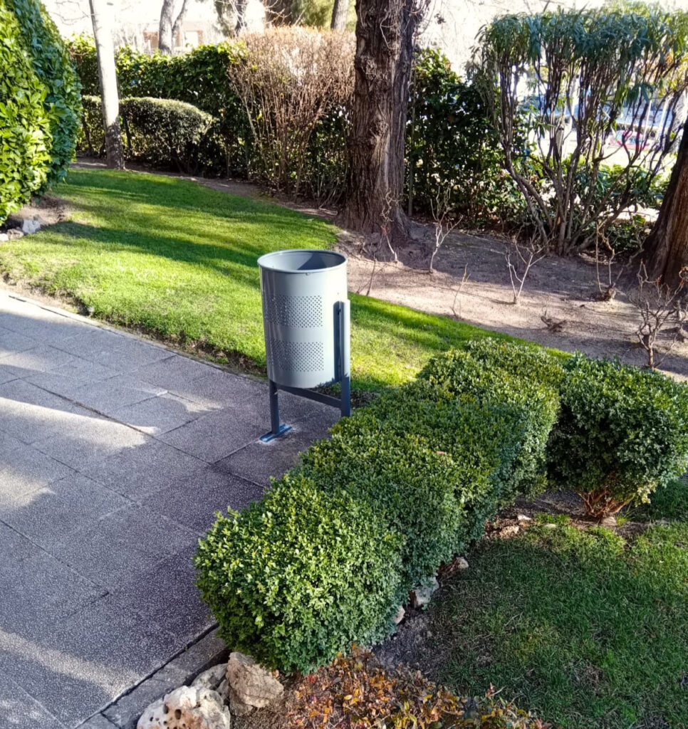 Instalación de papeleras urbanas modelo Barcelona en comunidad de propietarios en Alcobendas (Madrid)