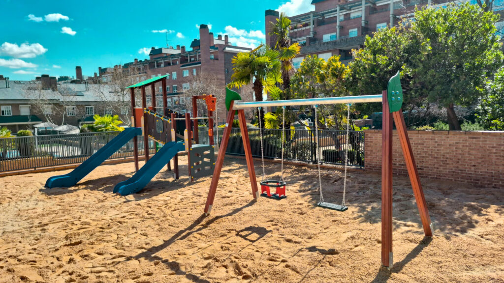 Renovación de parque infantil en la Comunidad María Curie (San Sebastián de los Reyes, Madrid)