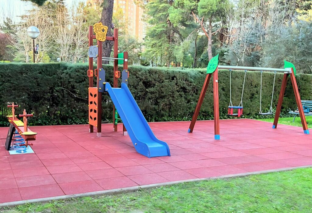Instalación de parque infantil con pavimento de caucho en la Comunidad Gabriela Mistral (Madrid)