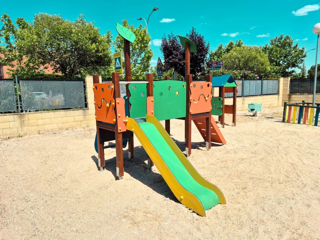 Renovación de zona infantil en la Comunidad Pablo Iglesias 62