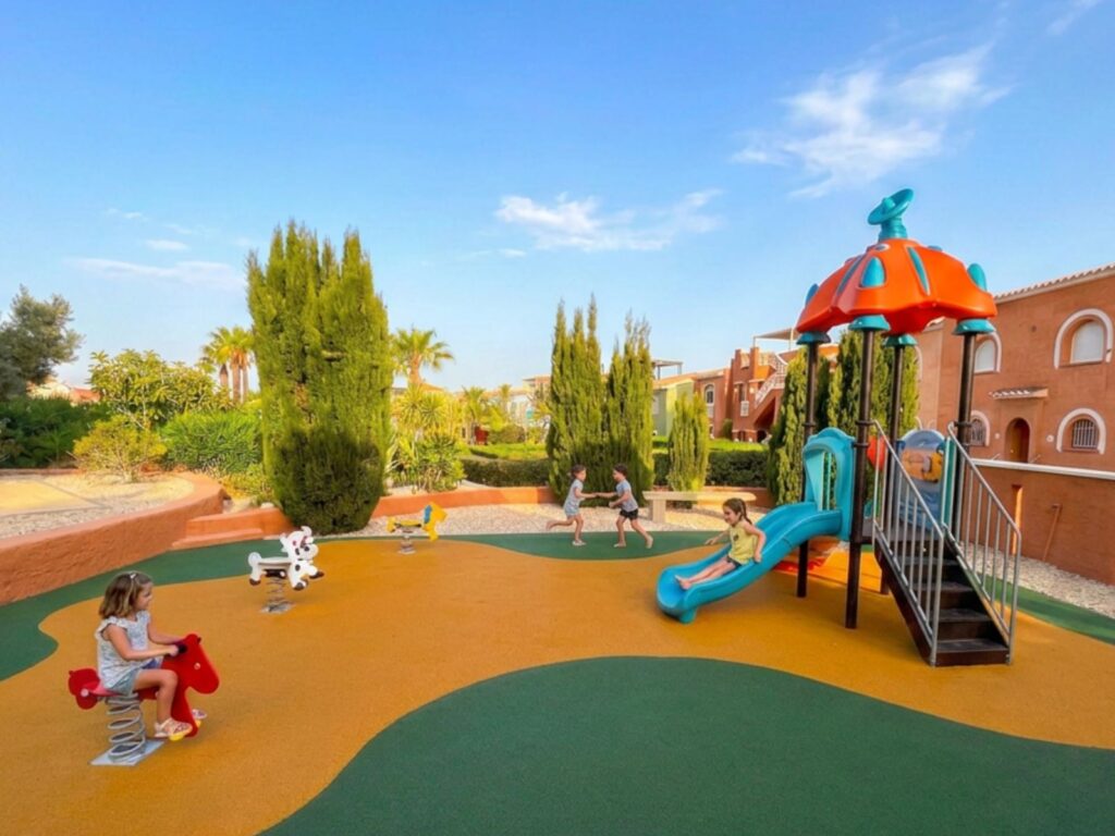 Instalación de parque infantil para ayuntamiento con Complejo Júpiter y juegos de muelle