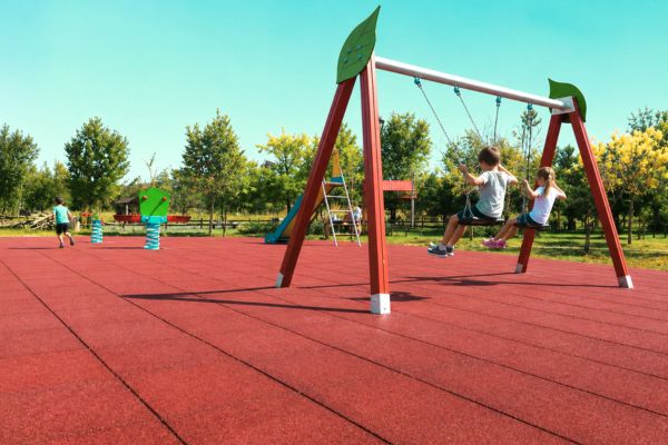 Instalación de parque infantil municipal con pavimento de caucho en losetas