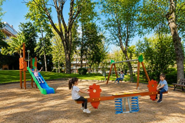 Instalación de parque infantil municipal con Torre Flor, columpio y balancín